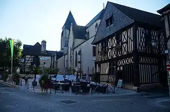 La maison devant l'église Saint-Martin en 2015.