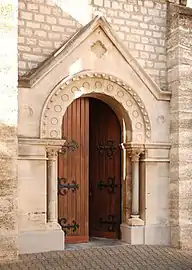 Le portail néo-roman.