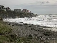 Les habitations le long du littoral.