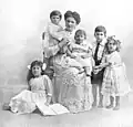 Augusta Crichton-Stuart et ses enfants.