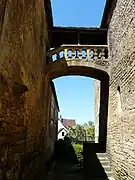 Le passage entre l'église et le presbytère.