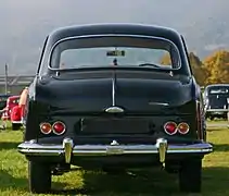 l'arrière caractéristique, surnommé "à hanches de vache" (cowhips)