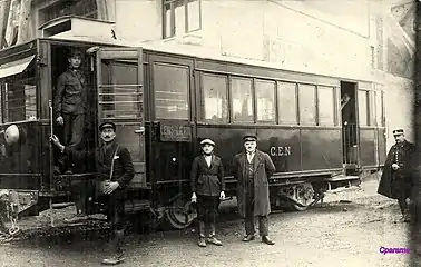 date inconnue Autorail en état d'origine sur le service partiel vers Liévin au terminus de la gare de Lens, des plaques de destination « Lens - Liévin » sont apposées sur les portes d'accès voyageurs.