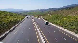Autoroute algérienne Est-Ouest relient l'Algérie (frontière Tunisienne Annaba au frontière Marocaine Tlemcen) sur 1 216 km.