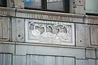 Enseigne « Aux 3 cygnes », au no 9.