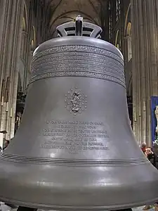 Dédicace en haut de la robe du bourdon Marie.