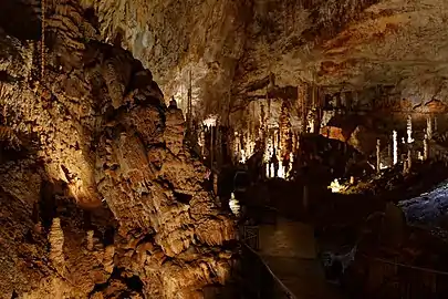 Salle Joly : la "Tour de Pise" à gauche. À droite en gris violacé : une partie du cône d'éboulis.