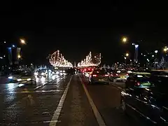 L'avenue avec les décorations de Noël (partie orientale).