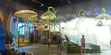 La plaine de jeux intérieure.