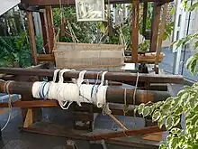 Photographie montrant le métier à tisser exposé dans le hall de la mairie