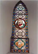 Photo d'un vitrail avec armoiries de la famille de Barrau.