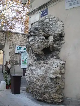 Reste des remparts du XIIIe siècle, à l'angle de la rue Joseph Vernet et de la rue Saint Charles.