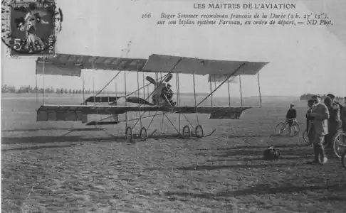 Roger Sommer, recordman français de la durée 2h 27 minutes 15 secondes, sur son biplan Farman en ordre de départ.