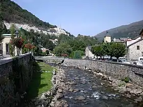 L'Oriège avec en arrière plan la chapelle Saint-Jérôme