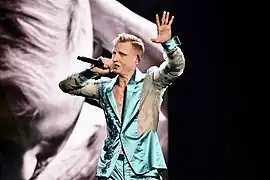 Axel Schylström interprétant Gorgeous.