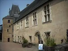 Le bâtiment et son pavillon d'escalier.