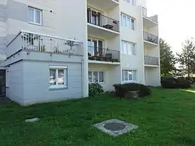 Le carreau de la fosse no&nbsp;11 bis en 2011, la tête de puits matérialisée est en avant-plan.