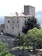 La tour de l'ancien château et la porte haute.