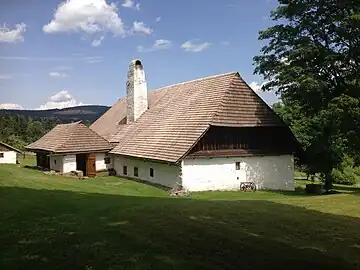 Maison rénovée avec des bardeaux en bois.