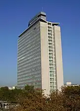 Photographie d'une tour de bureau en béton.