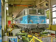 L'atelier est équipé d'un tour en fosse qui lui permet de reprofiler les roues des essieux sans les démonter.