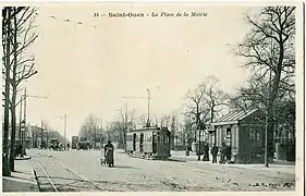 À Saint-Ouen, devant l'hôtel de ville.