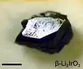Un cristal de β-Li2IrO3 (échelle de 0,2 mm).