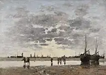 Des pêcheurs rentrant de la pêche évoluent le long de la grève où reposent des bateaux à voile échoués.