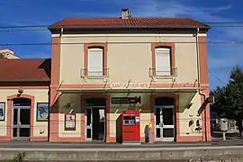 Bâtiment voyageurs côtés voies, avec automate de billets TER et téléphones de service.