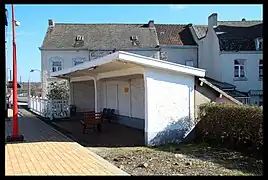 abri de quai sur l'autre quai.