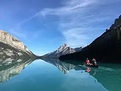 Voyage en canoë dans l'arrière-pays sur le lac Maligne.