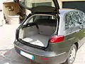 Coffre d'une Fiat Croma.