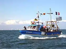 Bateau de pêche pavoisé pour la fête de la Mer dans la baie de Quiberon.