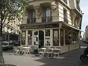 Façade de boulangerie inscrite au titre des monuments historiques, angle de la rue Émilio-Castelar (à gauche) et de Charenton (à droite).