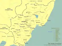 Carte des actuels nord de la péninsule coréenne et du Primorié montrant les divisions administratives de Balhae, avec des pointillés pour séparer les régions (au nombre de 15) et des points noirs pour les villes faisant office de capitales régionales.