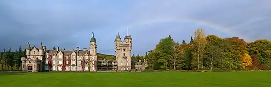 Un arc-en-ciel au dessus  de la façade principale du château de Balmoral.