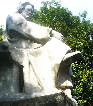 Statue en pierre d'un homme assis