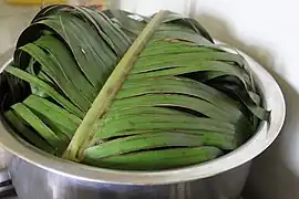 Au Kenya, la feuille de bananier peut servir de couvert et d'isolant lors de la cuisson sur un sufuria, la marmite est-africaine.