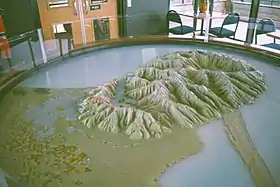 Maquette de la péninsule de Banks (élévation à échelle différente de la projection de la carte) ; les Port Hills sont l'arête volcanique sur la gauche.