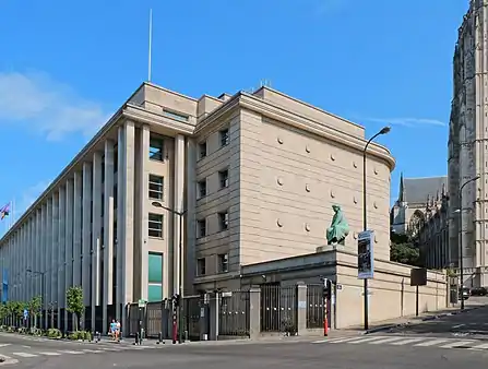 La Femme assise, à côté de la Banque nationale, à Bruxelles.