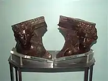 Figures de proue de Dionysos et Ariane se faisant face sur une petite table appuyée sur le mur au second plan.