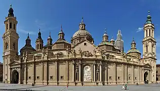 Vue panoramique de la façade.