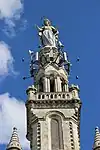 Statue de l'Immaculée Conception au sommet de la basilique.