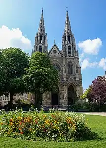 Le square avec la basilique Sainte-Clotilde.