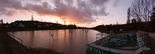 Le bassin de retenue de Bures-sur-Yvette en hiver.