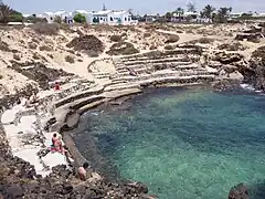 Vue d'une crique surplombée par le village Charco del Palo sur sur l'île de Lanzarote.
