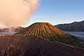 Vue du Gunung Batok (id) depuis le volcan Bromo, dans la caldeira Tengger.