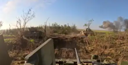 Colonne de M2 Bradley de la 47e brigade mécanisée au combat près de Robotyne