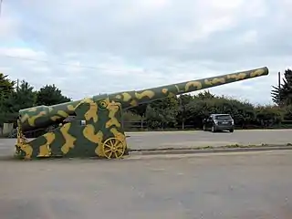 Canon de 240 mm repeint aux couleurs de camouflage