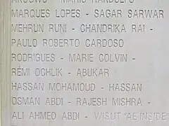 Détail de la stèle de 2012, sur laquelle sont gravés (entre autres) les noms de Marie Colvin et Rémi Ochlik.